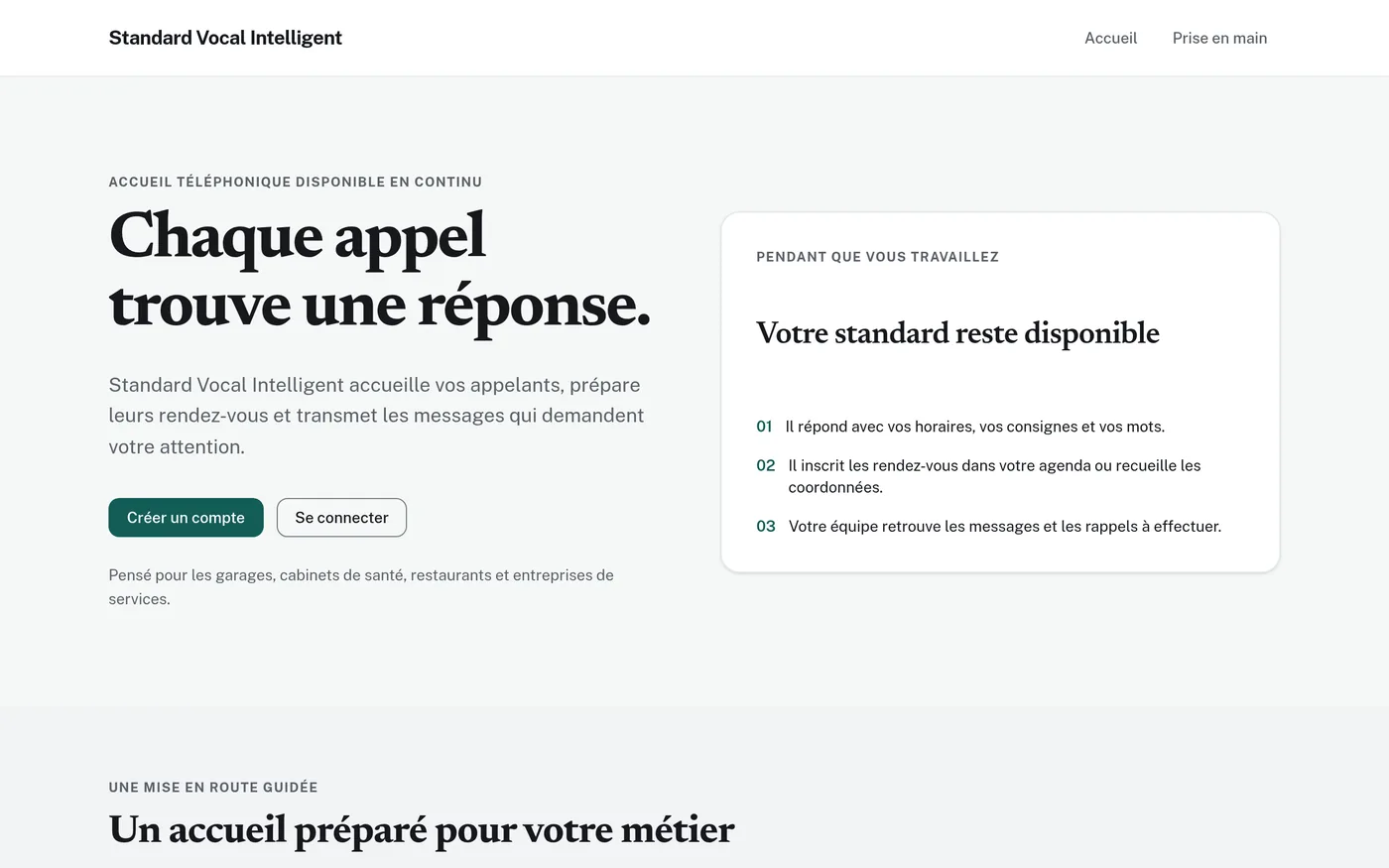 Standard Vocal Intelligent, une application d’accueil téléphonique construite avec Fabrikio, sur un ordinateur portable et sur un téléphone.